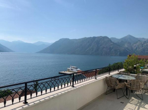 Penthouse on the Bay - 20m from the Beach